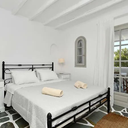 Santa Flora 3 Bedroom House A Parikiaas Edge Holiday home *