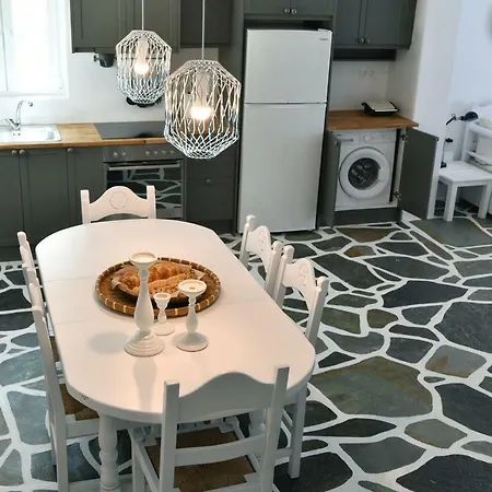 Santa Flora 3 Bedroom House â Parikiaâs Edge Hébergement de vacances Páros
